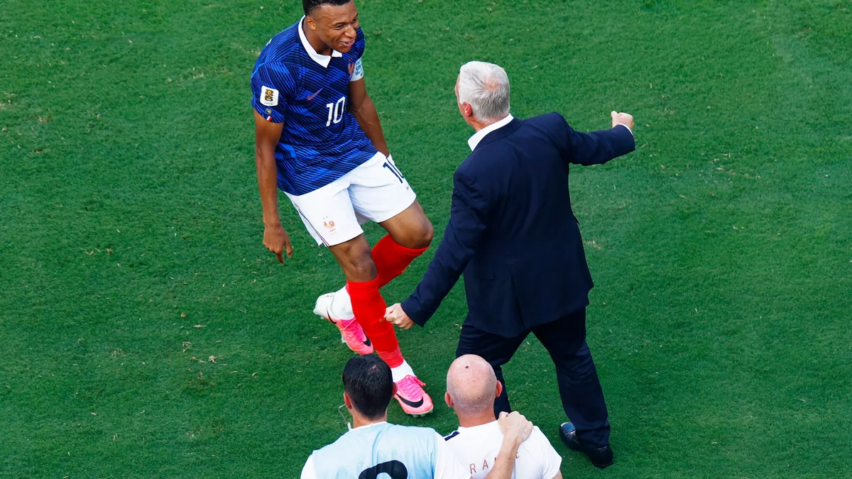 El golazo de Kylian Mbappé que abrió el marcador para Francia ante Suecia: el emotivo festejo con Deschamps