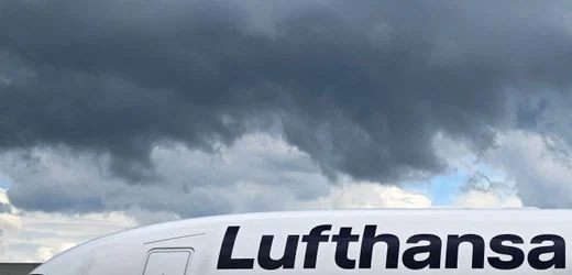 Lufthansa-Maschine knickt am Frankfurter Flughafen ein