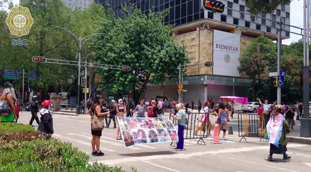 Colectivos trans chocan con autoridades frente a Segob y llevan protesta a Paseo de la Reforma