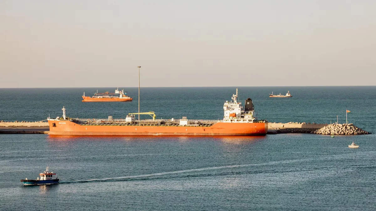 Irán insiste en que el tráfico marítimo en Ormuz es imposible por los "movimientos ilegales" de EEUU en la zona