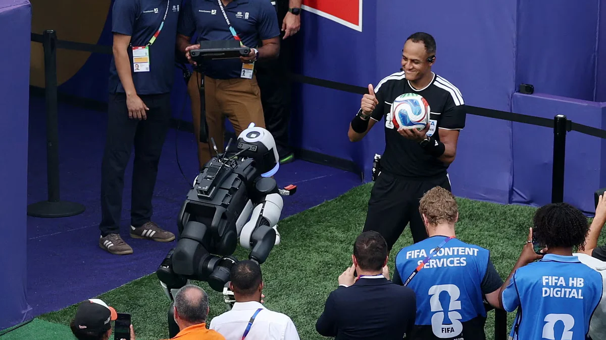 La singular participación de un robot al entregar la pelota de Brasil-Noruega: los festejos que imitó