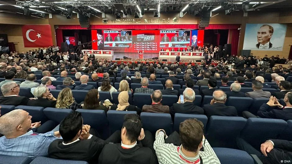 Hukukçular: CHP'de kurultay tek meşru çıkış yolu