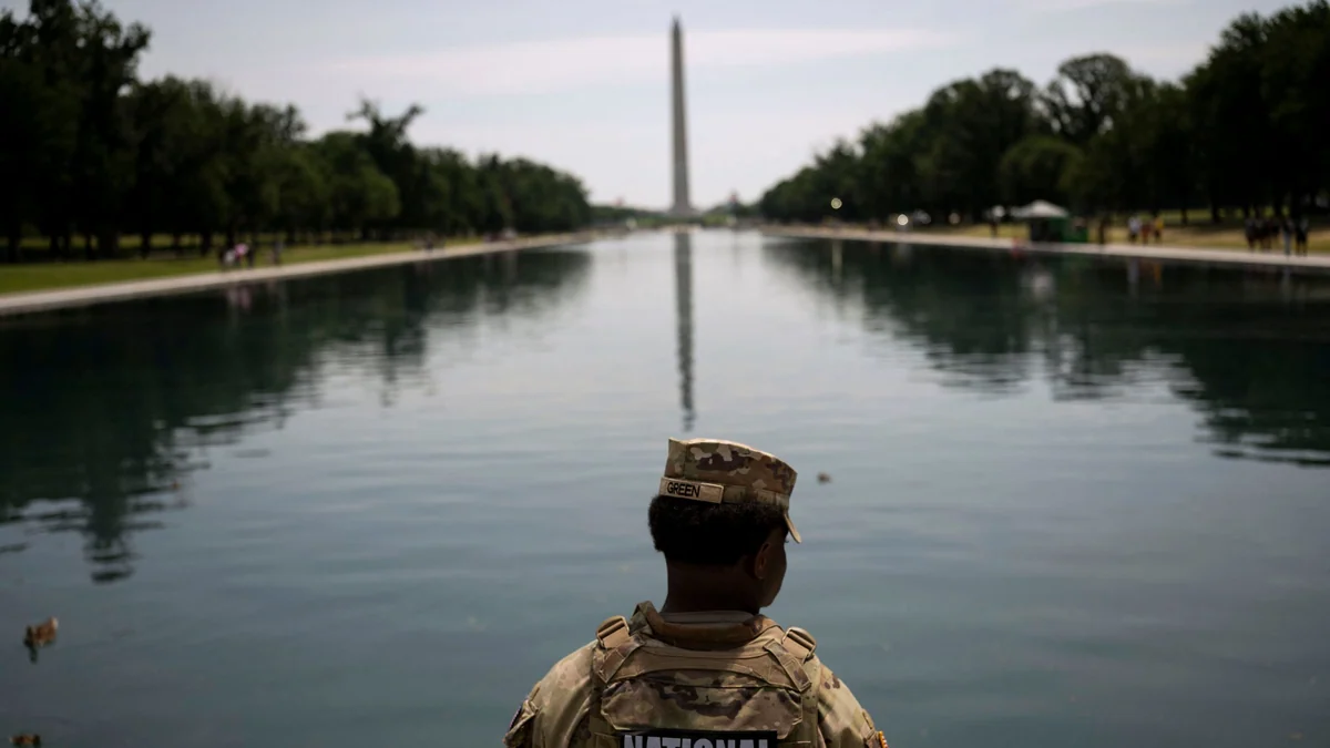 Trump amenaza con prisión a quien provoque daños al estanque reflectante de Washington