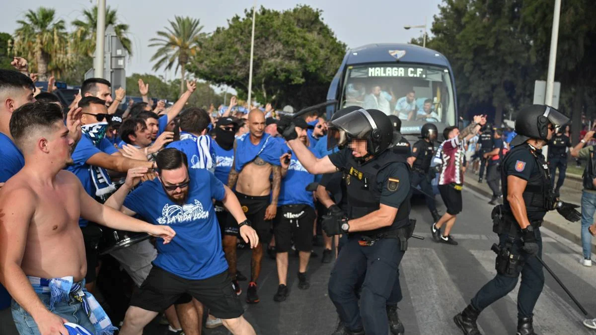 Retrasan media hora el partido tras cargas policiales y daños en el autobús del Málaga CF