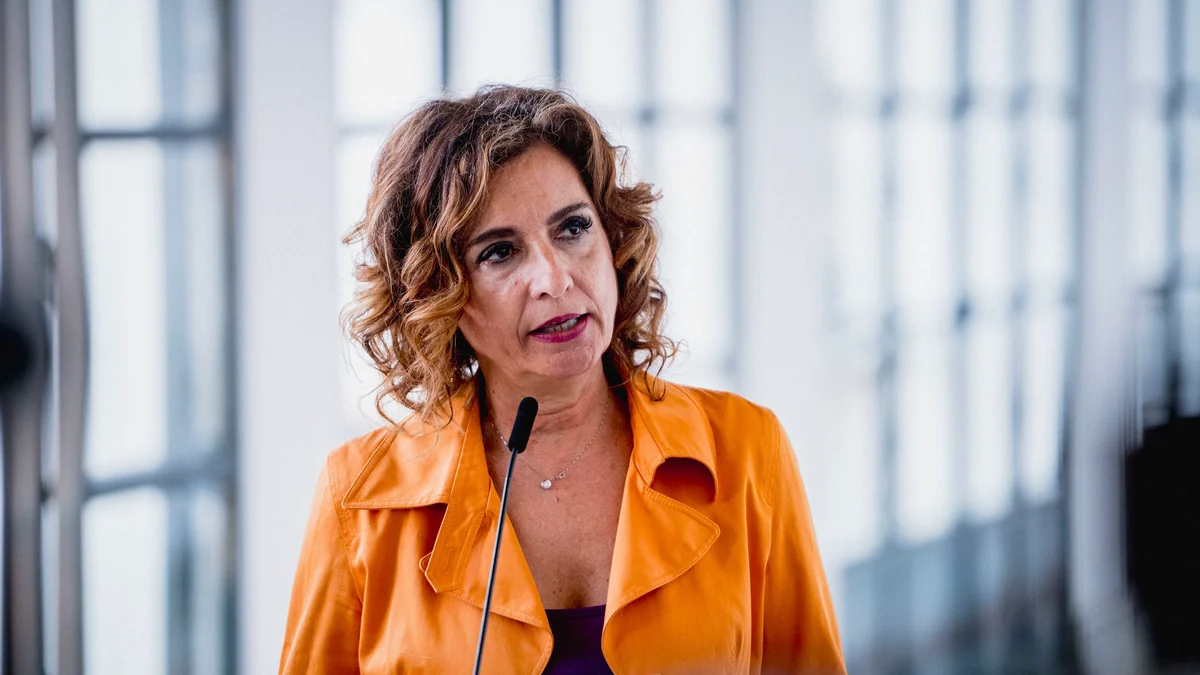 Montero renuncia al acta en el Congreso y presenta la documentación en la Cámara andaluza