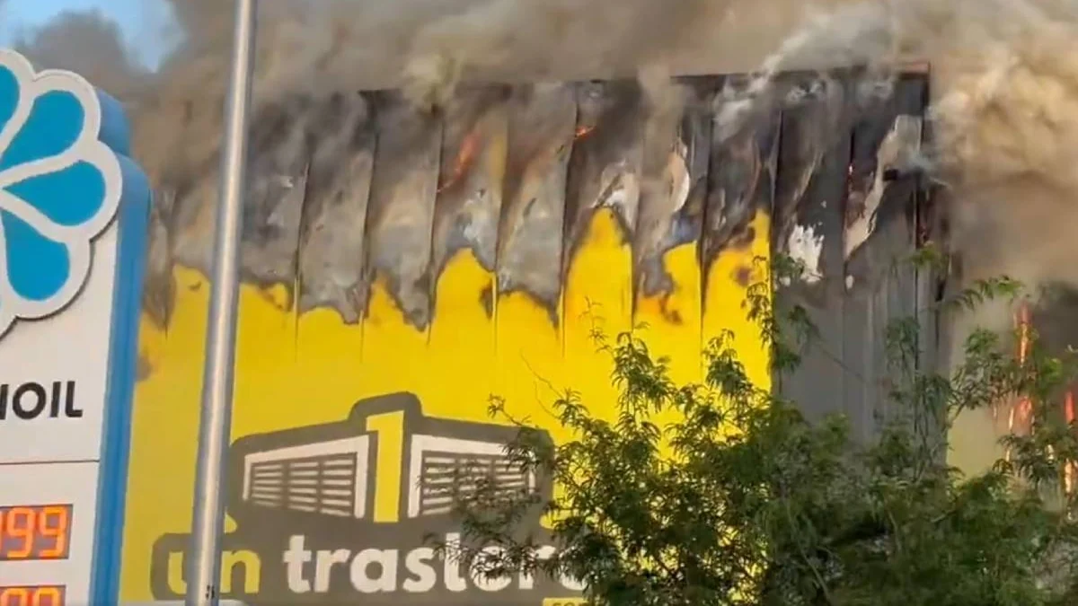 Un incendio en una nave de trasteros de Villaverde provoca una enorme columna de humo y el desalojo de una gasolinera