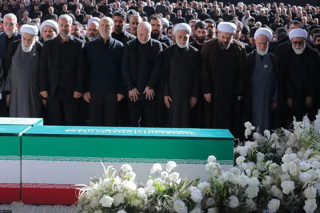 Tres hijos de Khamenei participaron del funeral del fallecido líder supremo en Teherán, pero no así su sucesor Mojtaba