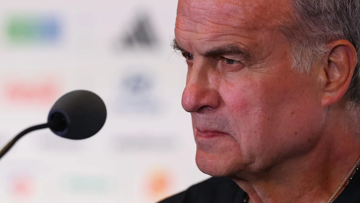 Todas las revelaciones de Bielsa tras el adiós de Uruguay: qué pasó con Muslera y Valverde, los roces con el plantel y su furia viral