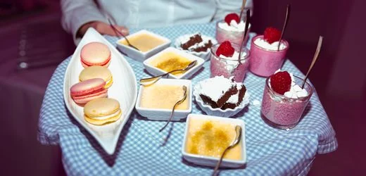 Bremen: Mann soll Waren aus Eiscafé gestohlen und Kuchen an Passanten verteilt haben