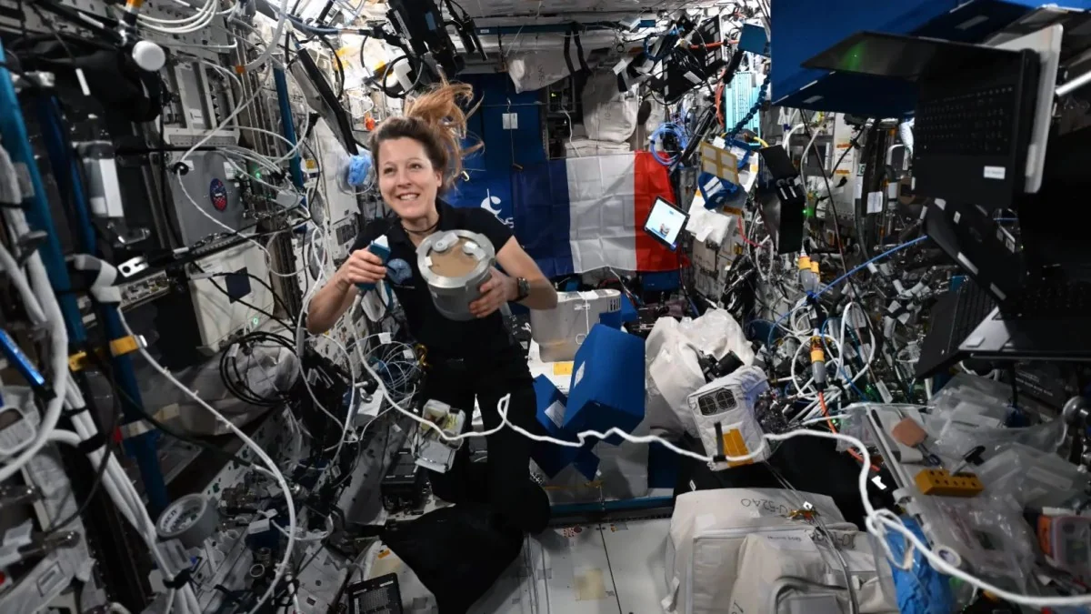 L’astronaute française Sophie Adenot teste le robot de cuisine Food Processor à bord de l’ISS