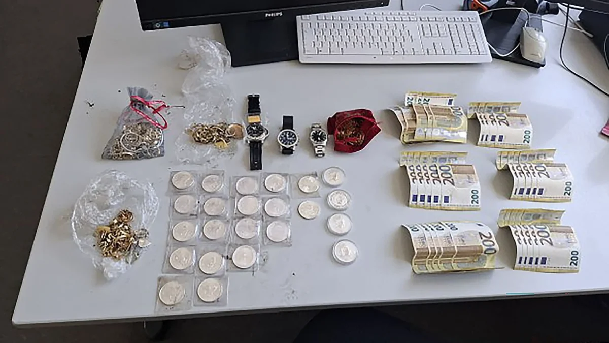 6000 Euro, Uhren und Gold: Kitakind findet Schatz hinter Spielplatz