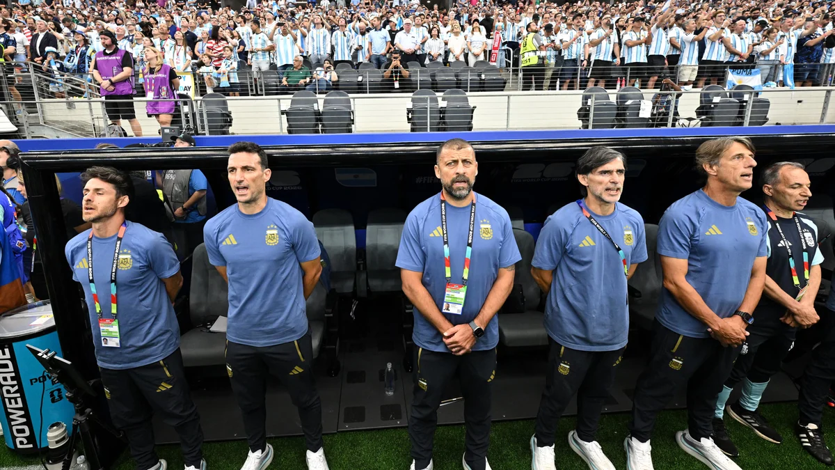 Una frase en otro idioma y el ritual los días de partido: detalles íntimos de Scaloni y el cuerpo técnico de la selección argentina