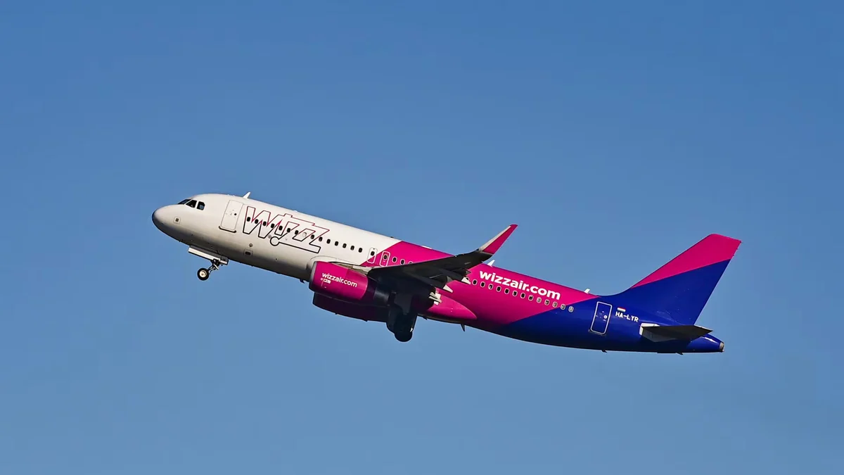Wizz Air reduce un 99% el beneficio en su año fiscal 2026, pese a récord de pasajeros, y no ofrece previsiones