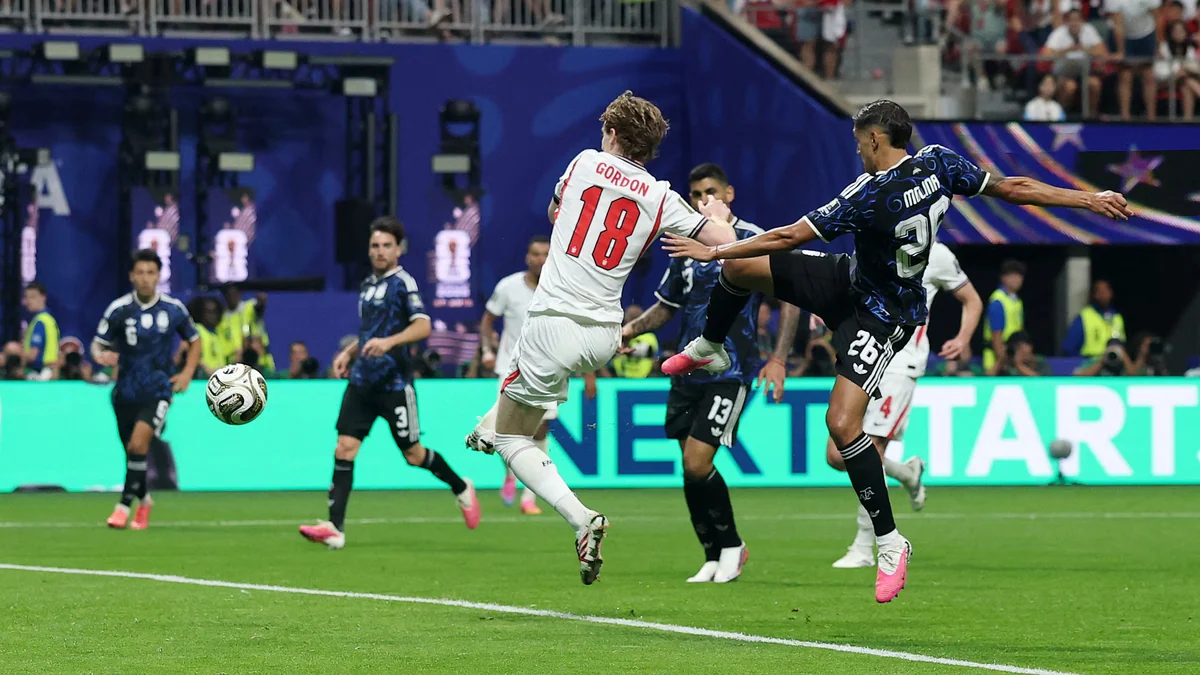 Descuido de Molina y aparición fantasmal de Gordon: así fue el gol con el que Inglaterra abrió el marcador ante Argentina