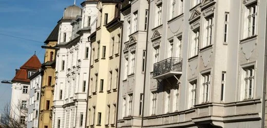 München: Miete zweimal versäumt – Vermieter wirft Frau nach 50 Jahren raus