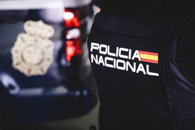 Dos detenidos por intentar matar a un joven taxista en Usera tras negarse a recogerles porque esperaba a un cliente