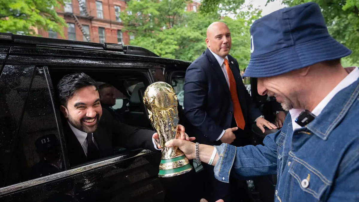 Zohran Mamdani recibe una réplica de la Copa del Mundo en Nueva York: cómo vive la ciudad la previa del certamen