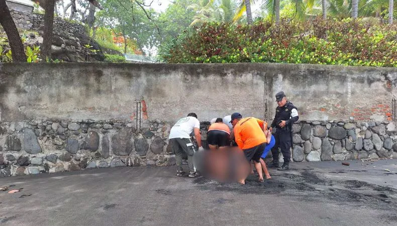 El Salvador: Fallece una persona arrastrada por la corriente en Playa El Zonte, otras dos sobreviven