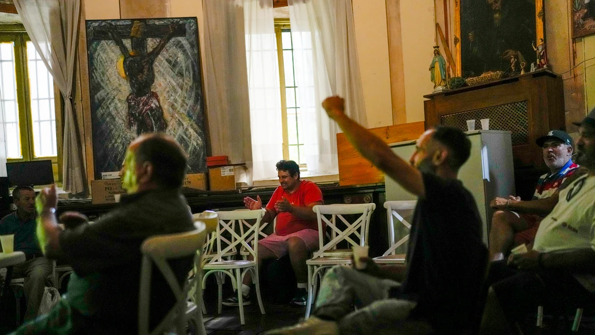 La iglesia de Madrid que cambia la liturgia por ver a la selección española en el Mundial y las "diabluras Yamal": "Llevo ocho meses en la calle, pero ver el partido te hace la tarde más amena"