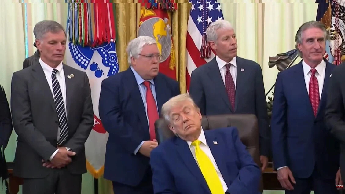 'Sleepy Trump', nuovo video del tycoon che si addormenta nello Studio Ovale