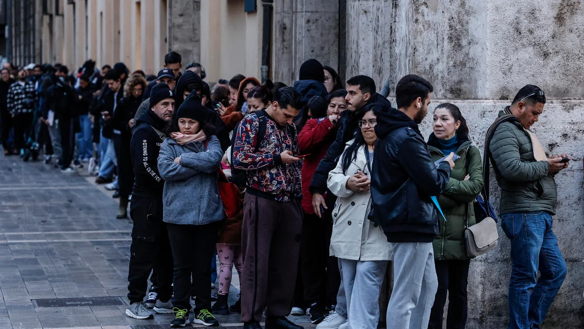 La Policía alerta del "colapso" para formalizar las tarjetas de identificación de los regularizados, agravado por el tráfico ilegal de citas