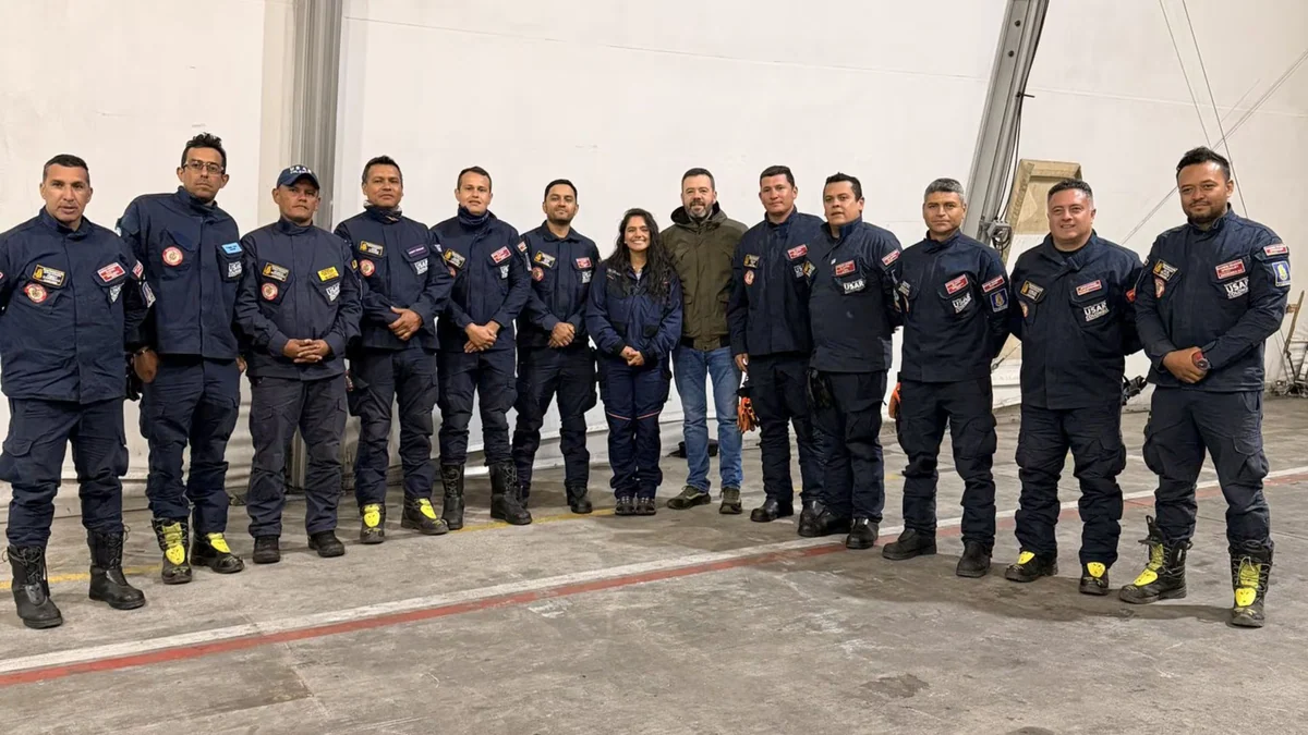 Galán recibe a los bomberos de Bogotá que regresaron de misión humanitaria en Venezuela: “Son unos verdaderos héroes”