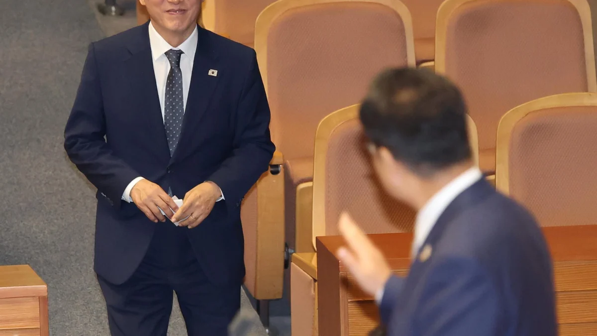 El ex primer ministro Kim Min Seok anuncia su candidatura para liderar el partido gubernamental