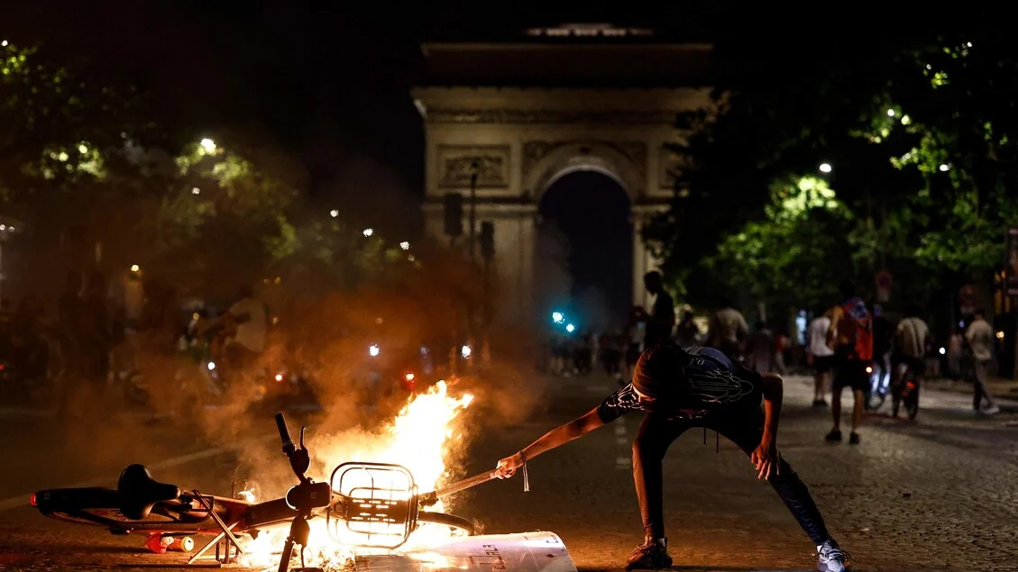 La festa per la vittoria del Psg in Champions diventa guerriglia, un morto e 300 feriti