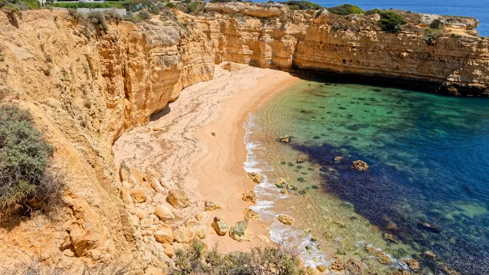 Cinco vuelos baratos para viajar en agosto por menos de 65 euros desde Madrid y Barcelona