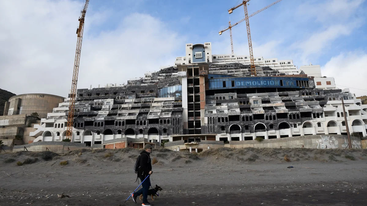 Carboneras abre la puerta al derribo del Algarrobico al anular la licencia que autorizó su construcción