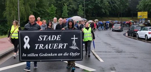 Stade: Zahlreiche Menschen nehmen an Gedenken für Opfer teil