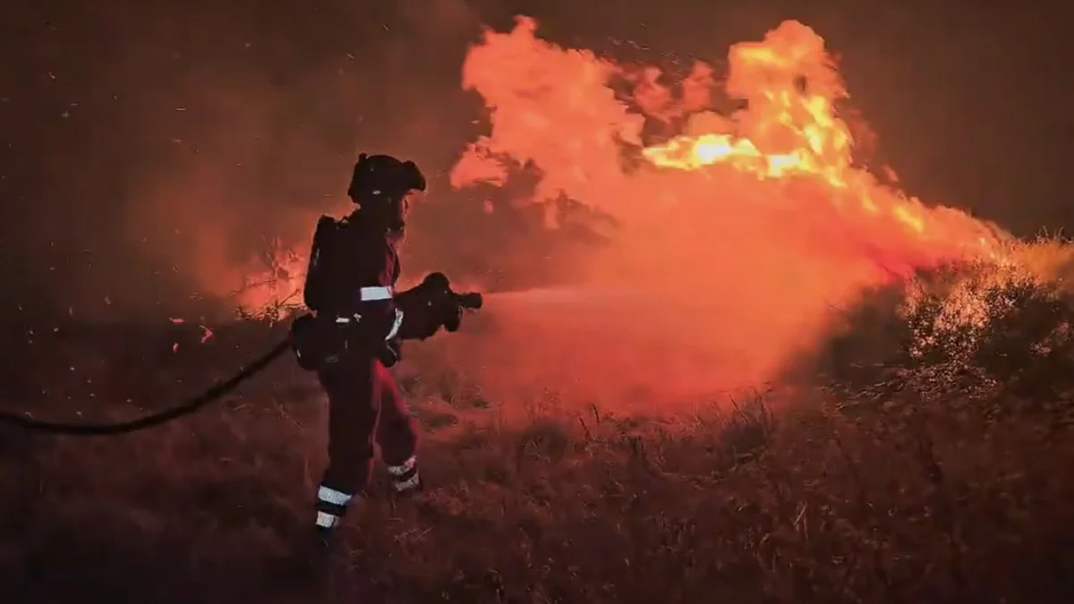 Los cambios de viento complican el incendio de Orés, que arrasa ya 15.400 hectáreas
