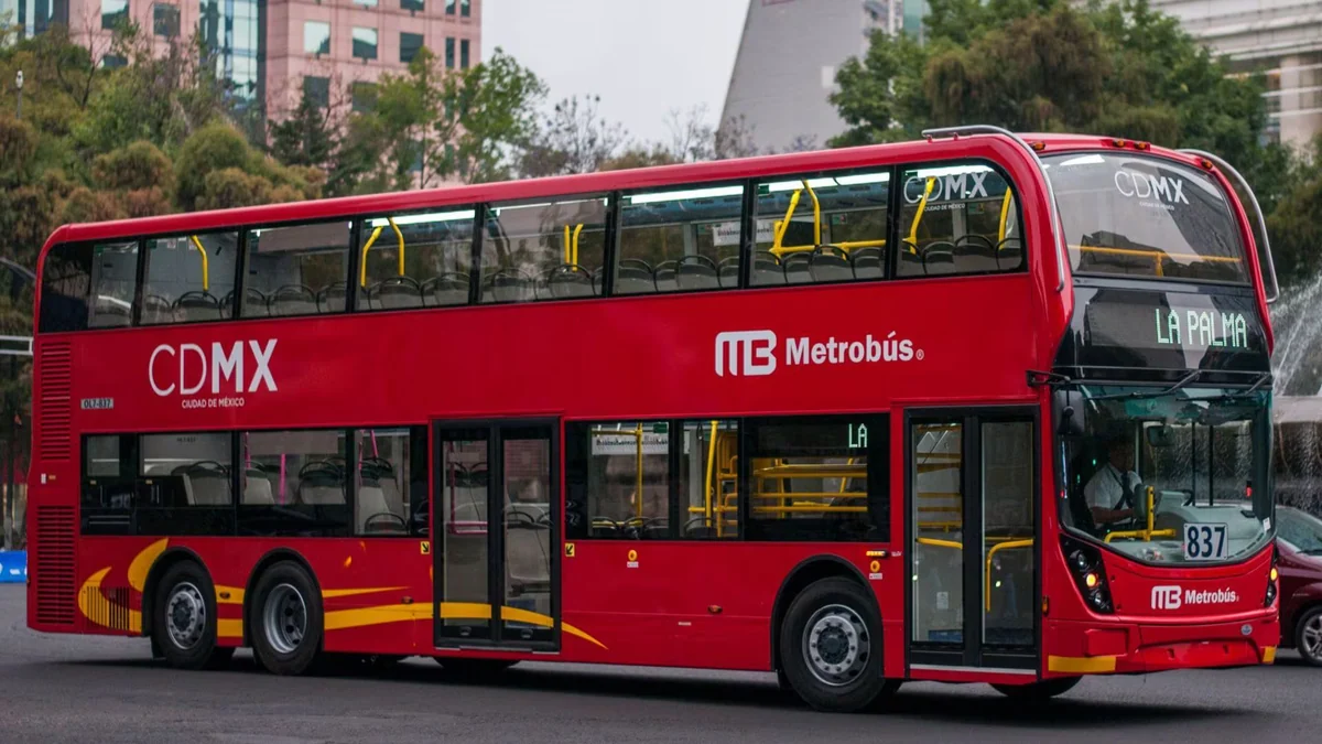 Metrobús CDMX lanza desafío al autobús rojo de Inglaterra previo al México vs Inglaterra en el Mundial 2026