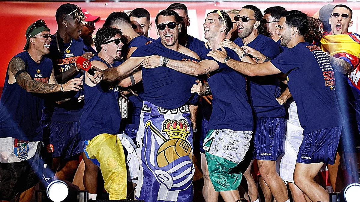 Éxtasis en Cibeles con la llegada de los campeones: "Juntos somos más fuertes, viva España"