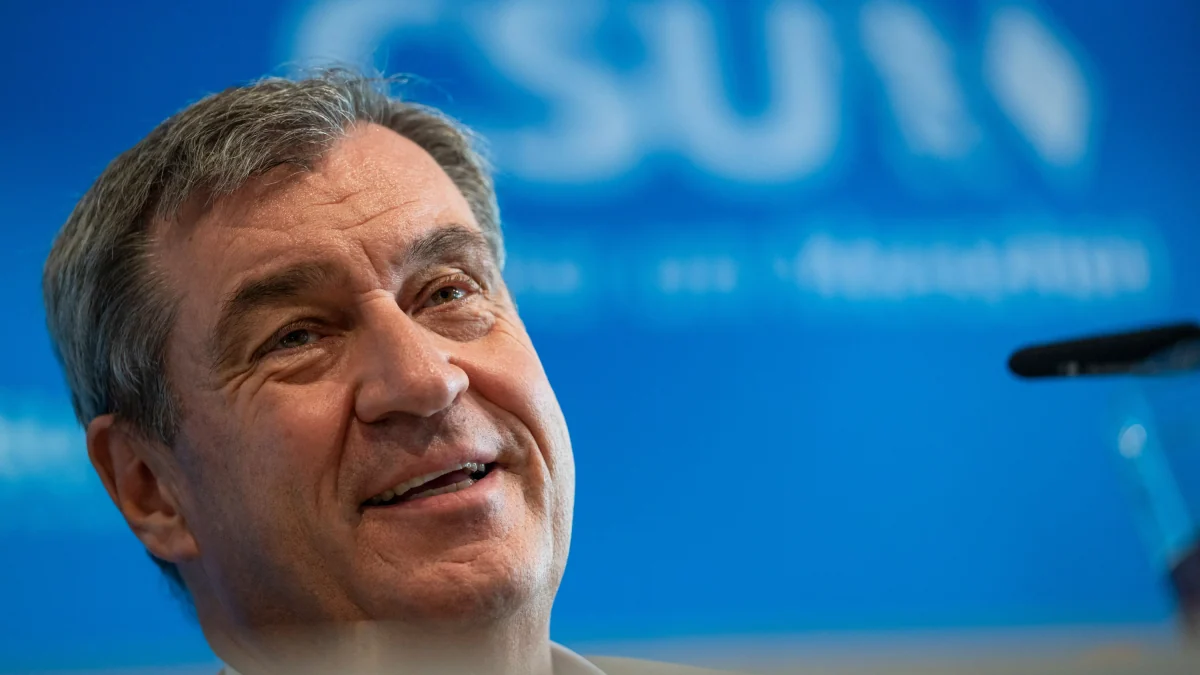 Bei Jubiläumsfeier: Mann bewirft Söder mit Tomate — LKA schreitet ein