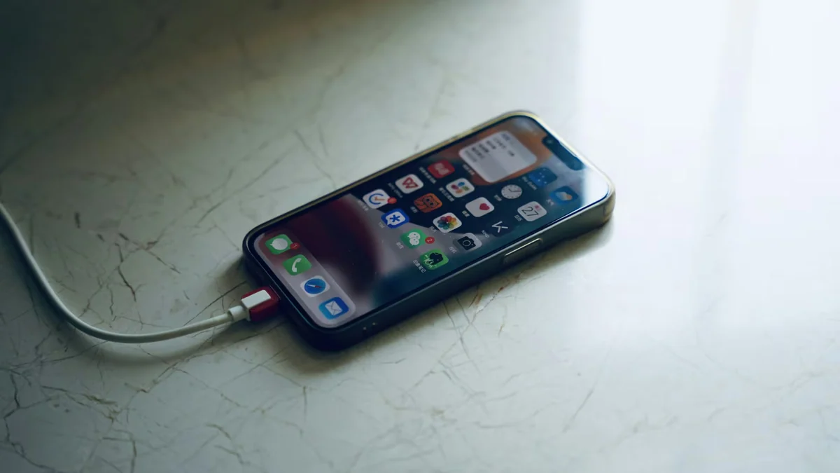 Cargas mal tu celular todos los días sin saberlo: los errores que acortan la vida de la batería