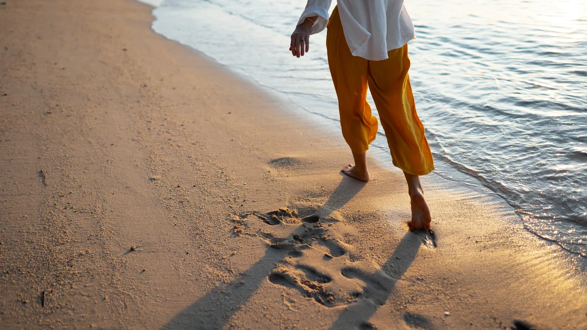 Un entrenador personal explica los beneficios de caminar por la orilla en la playa a partir de los 50: “La arena húmeda protege más las articulaciones”