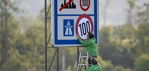 Greenpeace-Aktivisten kleben Tempo-100-Schilder an Autobahnen an