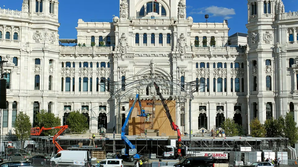 La Plaza de Cibeles, preparada para acoger hoy a cerca de un millón de personas en la misa del Papa