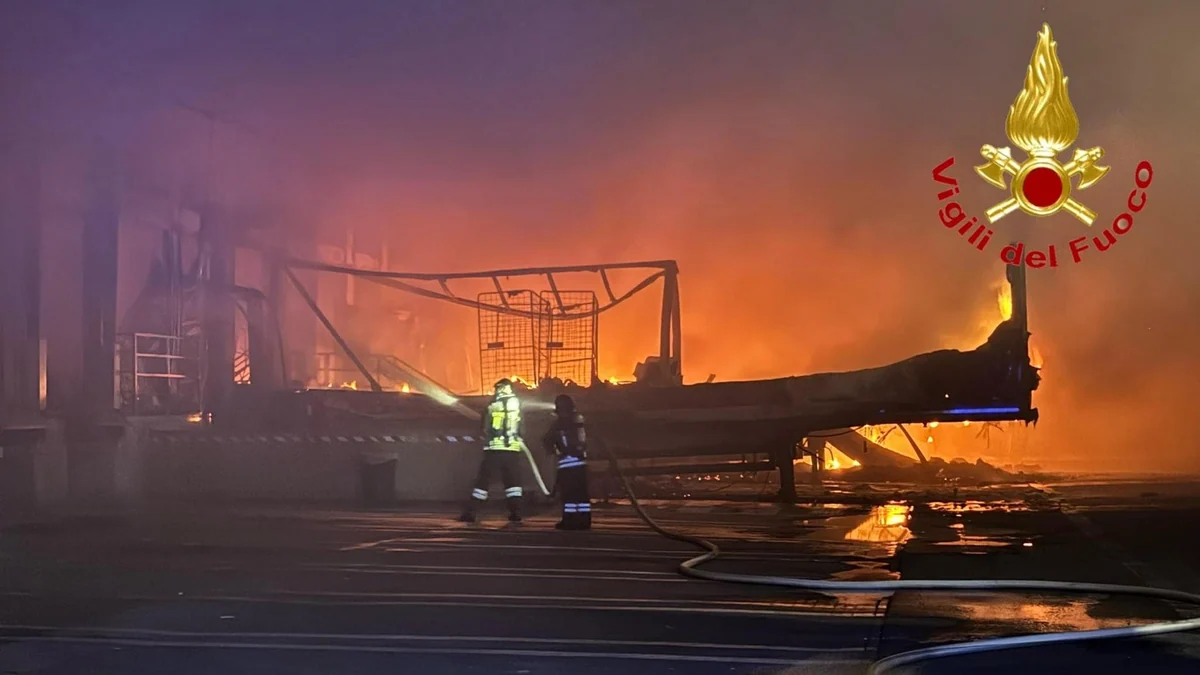 Grosso incendio nel deposito Bartolini a Milano: alta colonna di fumo, in fiamme anche camion
