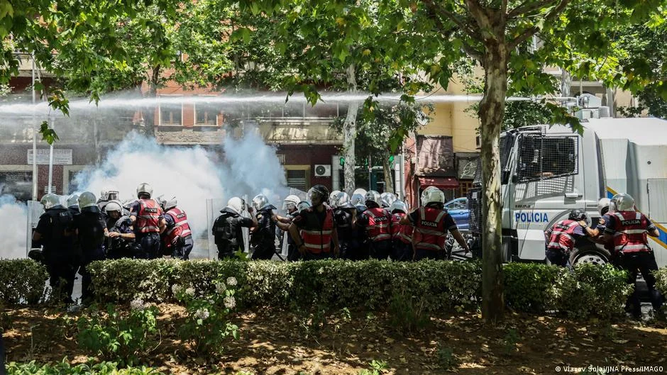 Arnavutluk'ta Flamingo Devrimi: 12 polis yaralandı