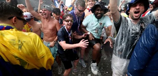 Fußball-WM 2026: Zwei Stunden Regenpause in Philadelphia – die Fans feiern trotzdem