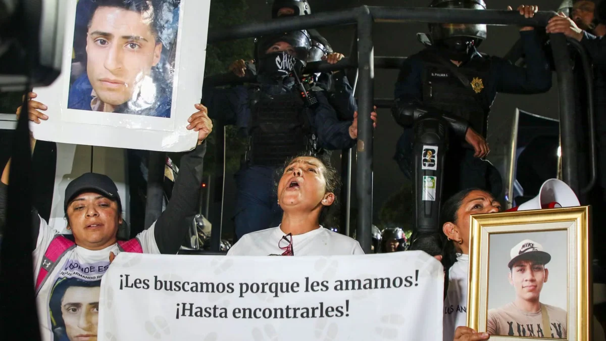 César Cravioto se retira sin acuerdo con madres buscadoras: SSCCDMX impide avance de colectivos hacia el Estadio Azteca