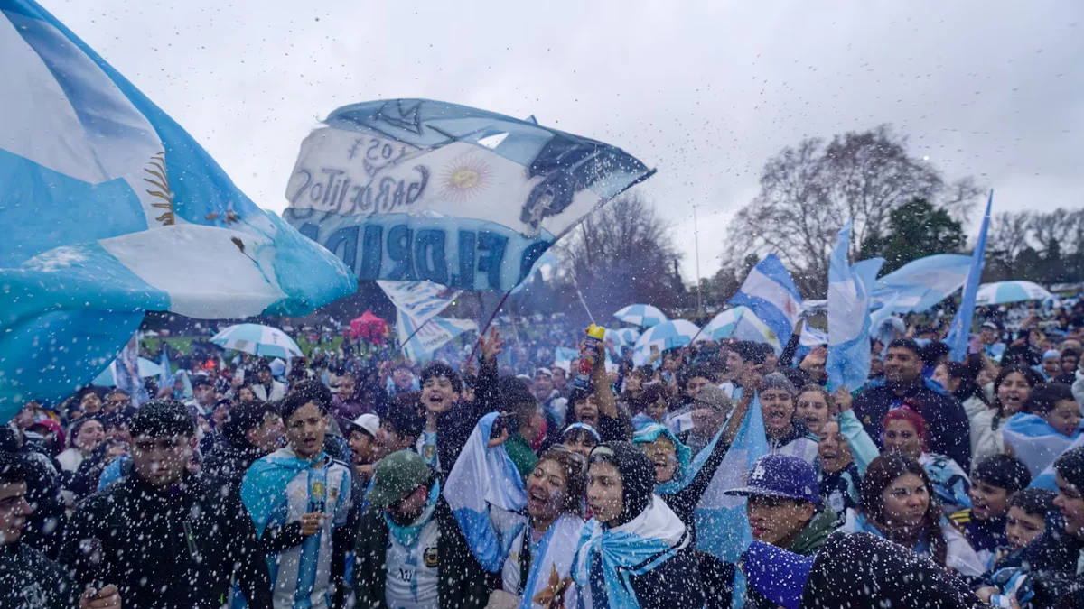 La Selección llegó al país tras el segundo lugar en el Mundial: una multitud espera afuera de Ezeiza para saludar al plantel