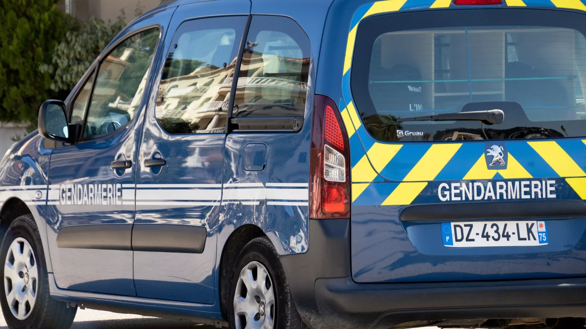 Deux Roumains poursuivis pour violations de sépultures dans 15 cimetières de Mayenne et d’Ille-et-Vilaine