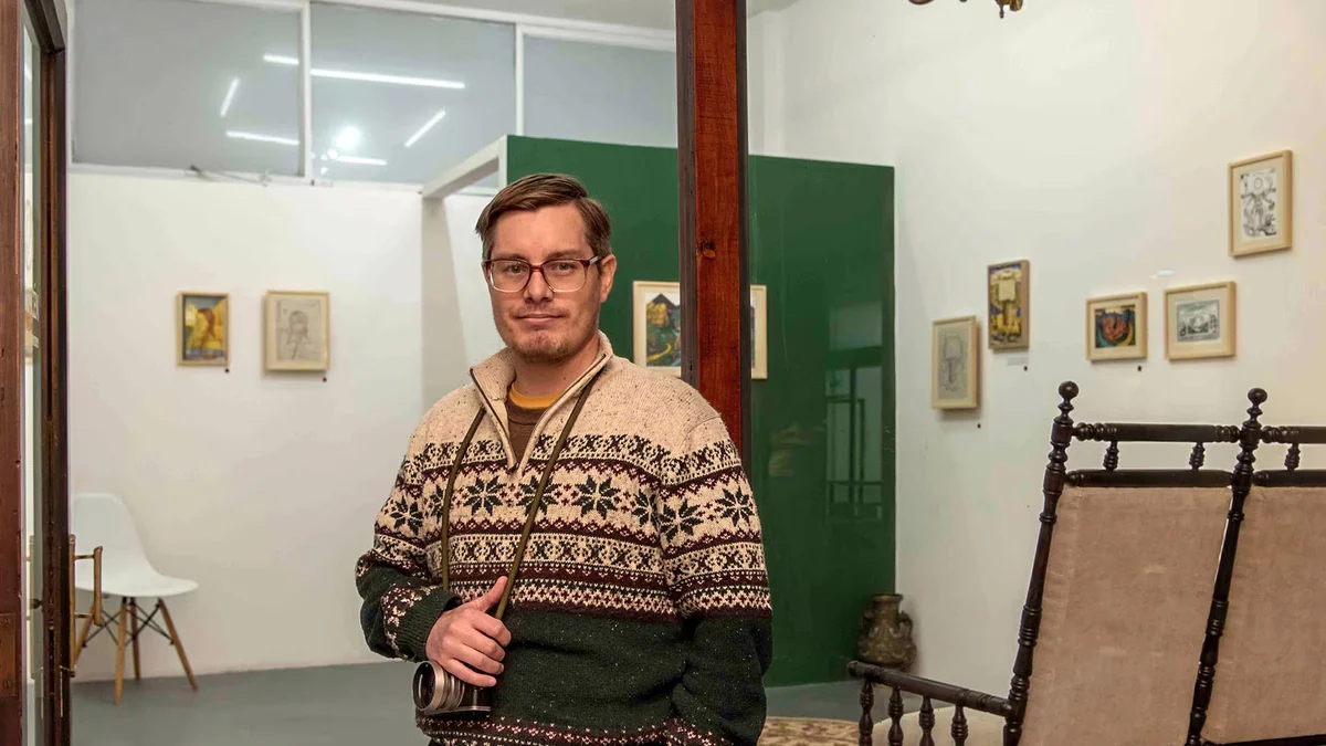 Como en el Renacimiento, un joven pintor recupera el temple para sus obras góticas y surrealistas