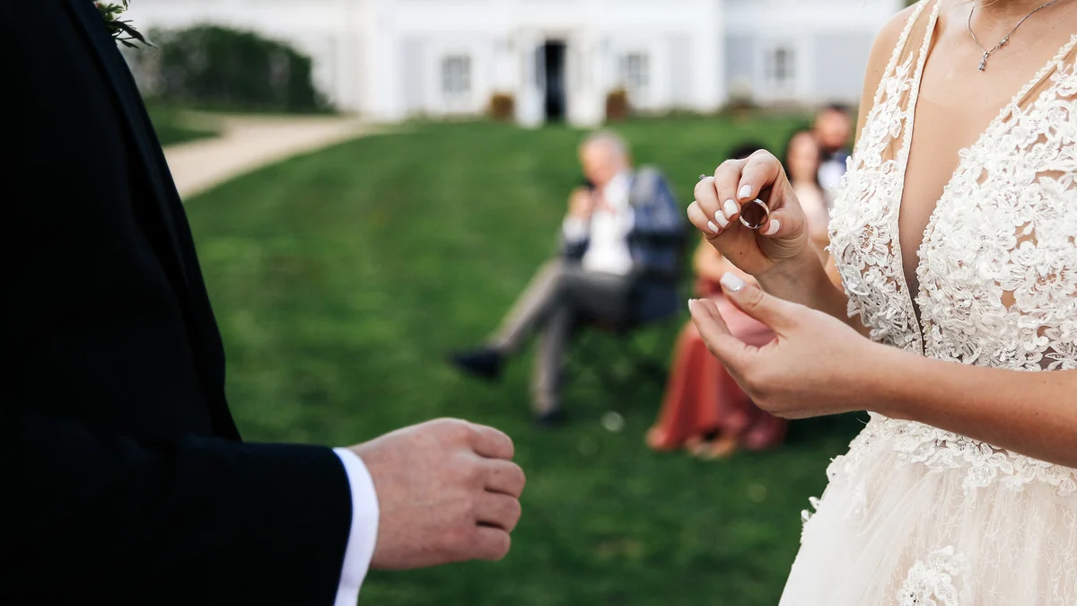 Una mujer ingresa en el hospital por un “exceso de felicidad” tras asistir a la boda de su hija: los síntomas eran parecidos a los de un infarto