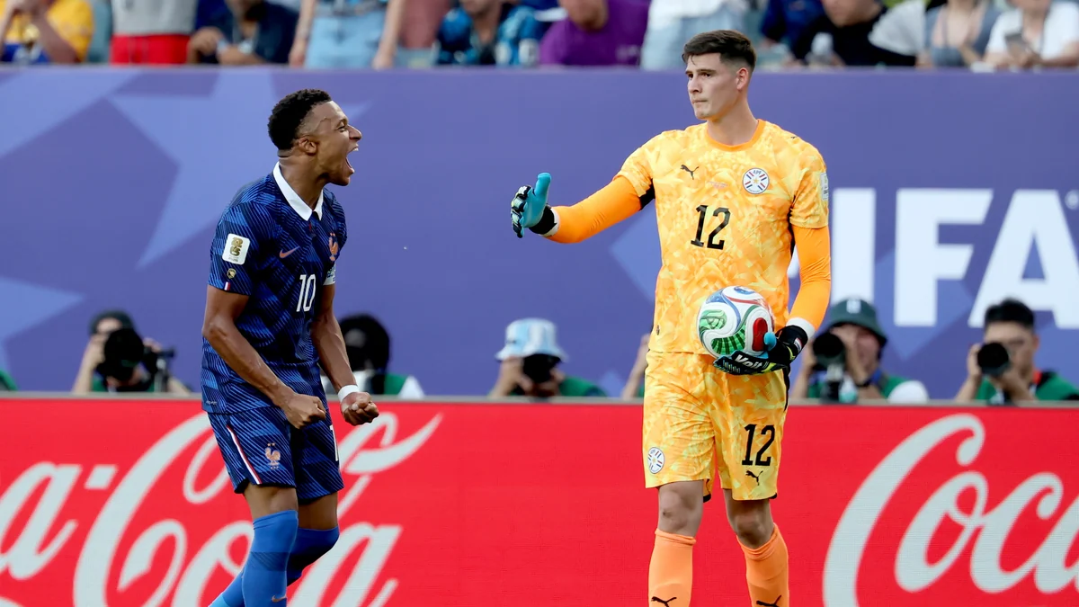 Francia sufre en el barro de Paraguay pero un penalti de Mbappé la lleva a cuartos