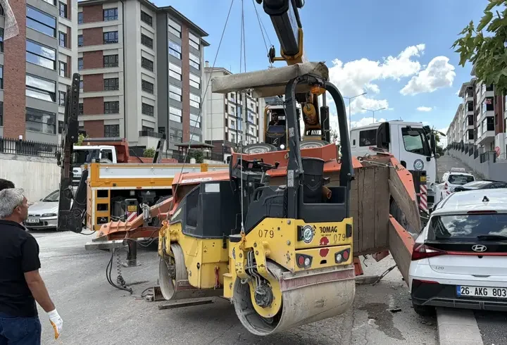 Eskişehir’de yol silindirinin otomobilin üzerine devrildiği kazada 2 kişi yaralandı