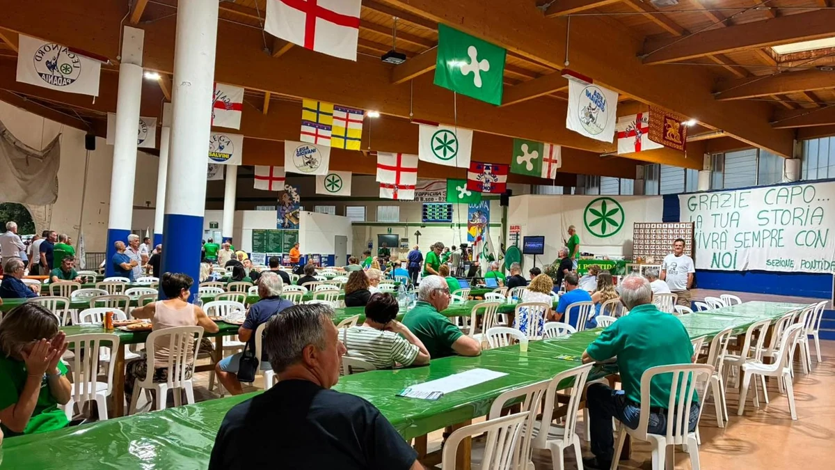 Lega, flop alla festa di Pontida: per Salvini decine di sedie vuote. L’amarezza di Calderoli